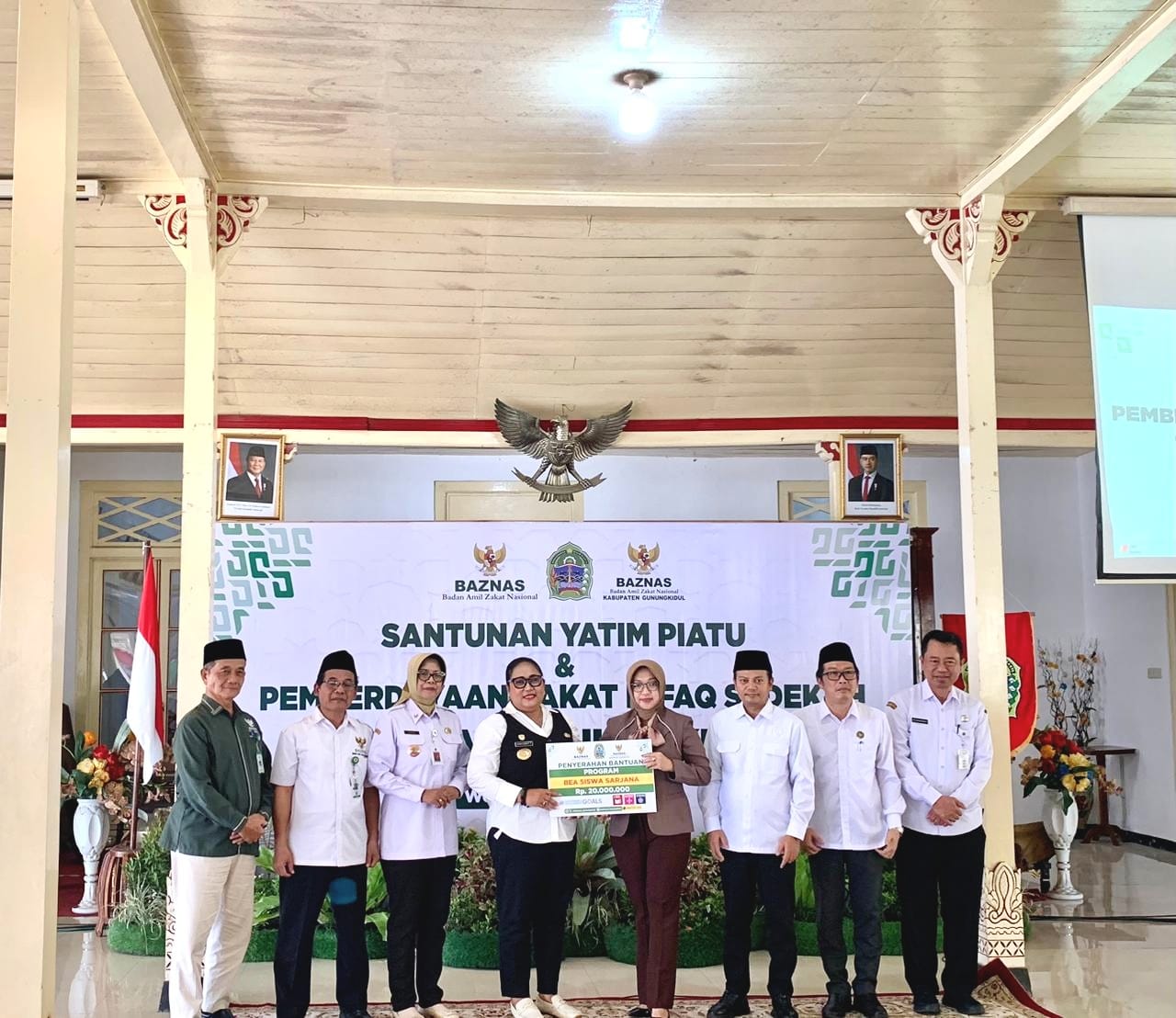 Universitas Gunung Kidul (UGK) menerima penyerahan Beasiswa Badan Amil Zakat Nasional (BAZNAS) Kabupaten Gunungkidul